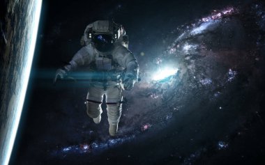 Astronot ve gezegen karşı mavi bir gökada. Soyut bilim kurgu. Görüntü unsurları Nasa tarafından döşenmiş
