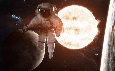 Astronot güneş güneş sisteminin arka plan üzerinde. Dünya ve ay. Bilim kurgu sanat. Görüntü unsurları Nasa tarafından döşenmiş