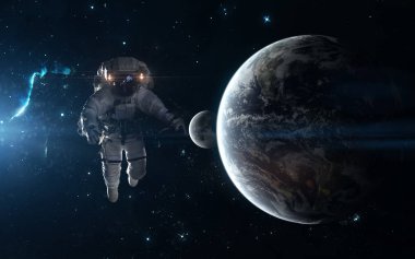 Astronot, dünya ve ay yıldız kümeleri arka plan üzerinde. Bilim kurgu sanat. Görüntü unsurları Nasa tarafından döşenmiş