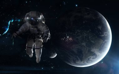 Astronot ve ISS dünya ve ay arka plan üzerinde. Yıldız kümeleri, Bulutsusu. Bilim kurgu sanat. Görüntü unsurları Nasa tarafından döşenmiş