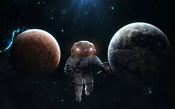 Terra e Marte. Sistema solar. Astronauta no fundo dos planetas. Arte de ficção científica. Elementos da imagem foram fornecidos pela NASA — Fotografia de Stock