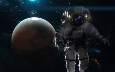 Mars gezegeni ve astronot. Güneş sistemi, bulutsular, Yıldız kümeleri. Bilim kurgu sanat. Görüntü unsurları Nasa tarafından döşenmiş