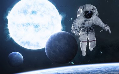 Mavi dev yıldız. Astronot, derin uzayda gezegenler. Bilim kurgu