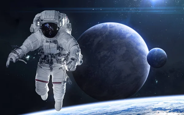 Astronauta no fundo de planetas no espaço profundo. Bela paisagem cósmica em luz azul. Ficção científica — Fotografia de Stock