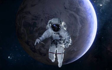 Dünya'nın arka planında astronot. Güneş sistemi. Bilim kurgu