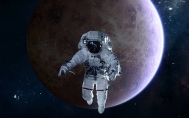 Venüs'ün arka planında astronot. Güneş sistemi. Bilim kurgu