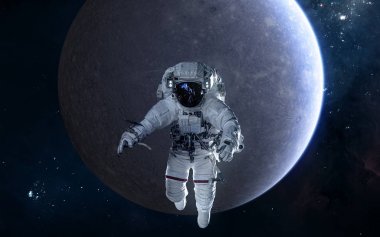 Merkür'ün arka planında astronot. Güneş sistemi. Bilim kurgu