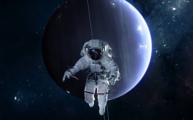 Uranüs'ün arka planında astronot. Güneş sistemi. Bilim kurgu