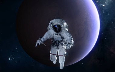 Mars'ın arka planında astronot. Güneş sistemi. Bilim kurgu
