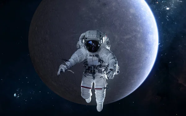 Astronauta en el fondo de Mercurio. Sistema solar. Ciencia ficción —  Fotos de Stock