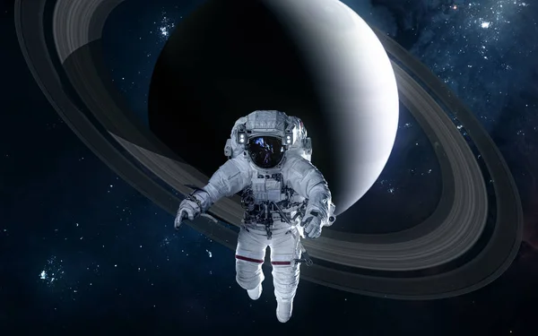 Astronauta no fundo de Saturno. Sistema solar. Ficção científica — Fotografia de Stock