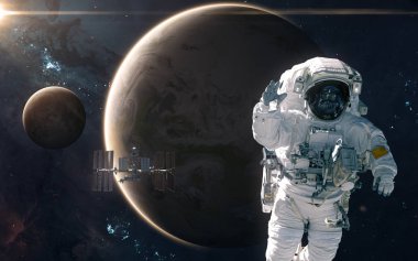 Astronot ve ISS dünya ve ay arka planda. Güneş sistemi. Bilim kurgu