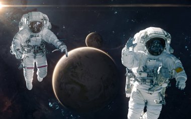 Dünya ve ay 'ın arka planında iki astronotla. Güneş sistemi. Bilim kurgu