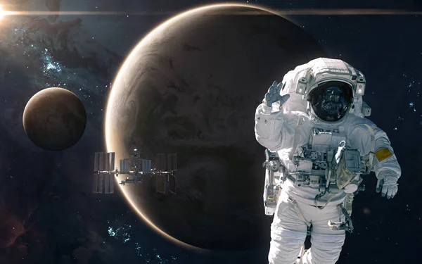 Astronaut och ISS på bakgrund av jorden och månen. Solsystemet. Science fiction — Stockfoto