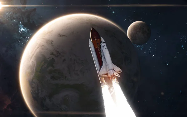 スペースシャトルは地球と月の前を飛んでいる。太陽系Sf — ストック写真