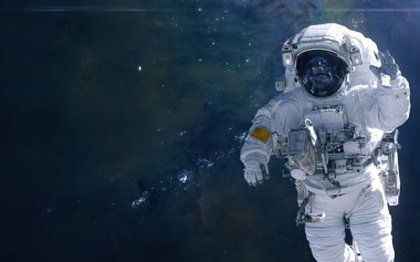 Kozmik manzaranın arka planında astronot. Derin uzayın bulutsuları ve yıldız kümeleri. Bilim kurgu