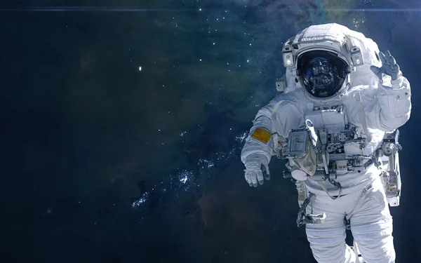 Astronauta en el fondo del paisaje cósmico. Nebulosas y cúmulos estelares del espacio profundo. Ciencia ficción —  Fotos de Stock