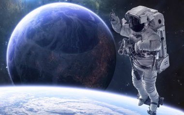 Gezegenlerde, uzayın derinliklerinde astronot. Bilim kurgu