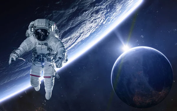 Astronauta na tle Planet głębokiej przestrzeni. Fikcja naukowa — Zdjęcie stockowe