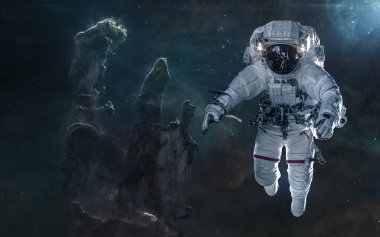 Yaratılış Sütunları'nın arka planı ndaki astronot. Derin uzay manzarası. Bilim kurgu