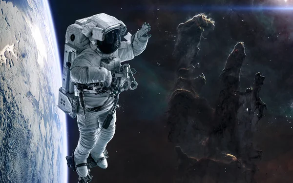 Skapelsens pelare, astronaut, planet i rymden. Science fiction — Stockfoto