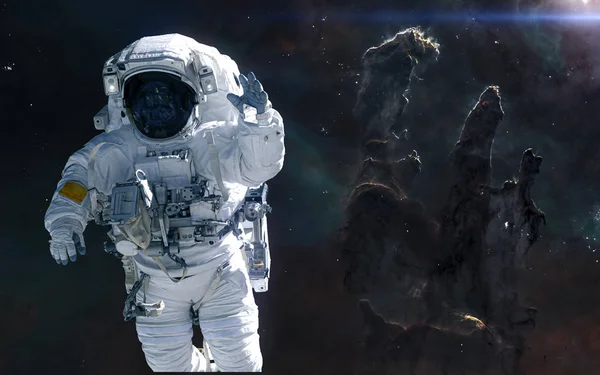 Astronaut på bakgrunden av pelarna av skapelsen. Science fiction — Stockfoto