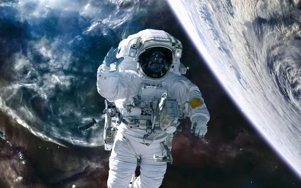 Ett djupt kosmiskt landskap. Astronaut, planet mot bakgrund av nebulosor. Science fiction — Stockfoto