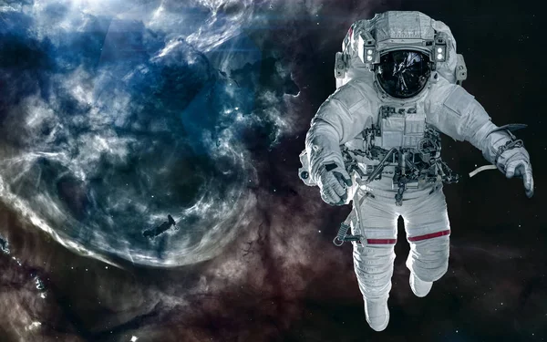 Astronauta sobre fondo de nebulosa. Paisaje cósmico profundo. Ciencia ficción —  Fotos de Stock