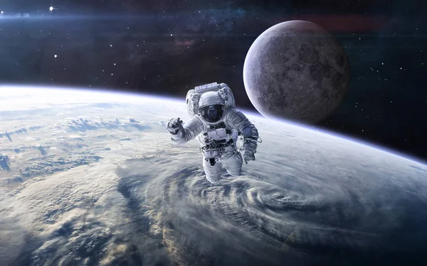 Astronaut i yttre rymden mot bakgrund av jordlandskapet och månen. Solsystemet. Science fiction — Stockfoto