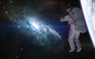 Messier 106 galaksisi, gezegen, astronot. Güzel kozmik manzara. Bilim kurgu. Bu görüntünün elementleri Nasa tarafından döşenmiştir