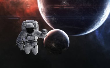 Kırmızı ve mavi ışıkta uzayın derinliklerinde yaşayan gezegenlerin arka planındaki astronot