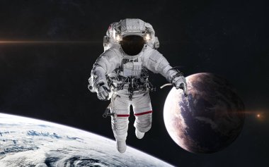 Uzayda bir astronot. Derin uzayda gezegenler