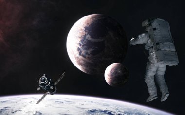 Astronot, uzayın derinliklerindeki gezegenin yörüngesindeki uzay istasyonu.