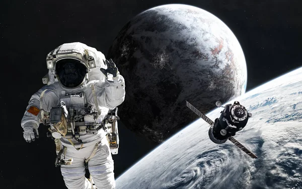Astronaut och omloppsbana i stratosfären på den djupa rymdplaneten — Stockfoto