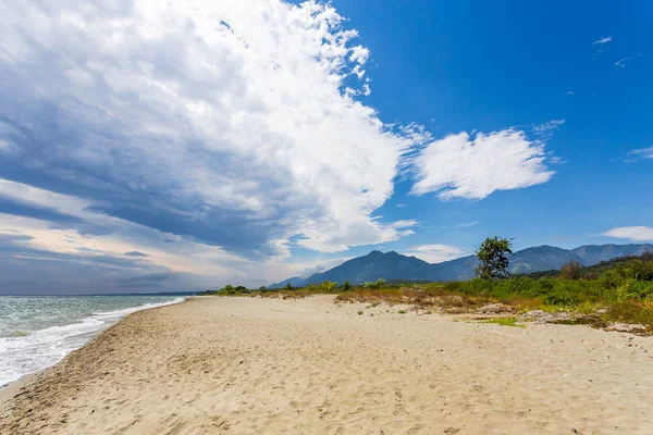 Una Playa Salvaje Cerca Paisaje Montañoso Con Vegetación Cercana Con — Foto de Stock