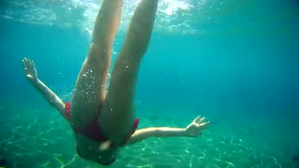 Девушка Плавает Водой Розовом Купальнике Создает Много Пузырьков Воде — стоковое видео