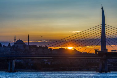 Bir bölümünün Istanbul Boğaz Köprüsü ve ön planda Müslüman bir minare Sunset'teki görünümünü