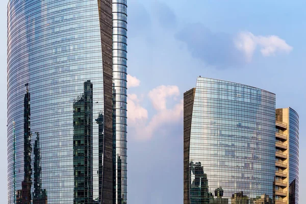 Edificios Acristalados Sede Financiera Milán Que Reflejan Otros Edificios Aún — Foto de Stock