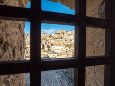 Matera bir çubuklu pencereden