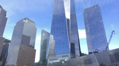 Kameranın Manhattan şehir merkezindeki gökdelenlerde dikey hareketi ikiz kulelerin anısına, aşağıdan gökyüzüne kadar tankların etrafını sarar.