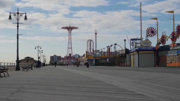Pessoas Caminhando Área Pedonal Coney Island Feita Ripas Madeira Que — Vídeo de Stock