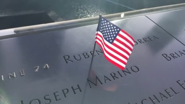 Движение Камеры Показывает Мемориальный Бак Начиная Американского Флага Установленного Металлической — стоковое видео