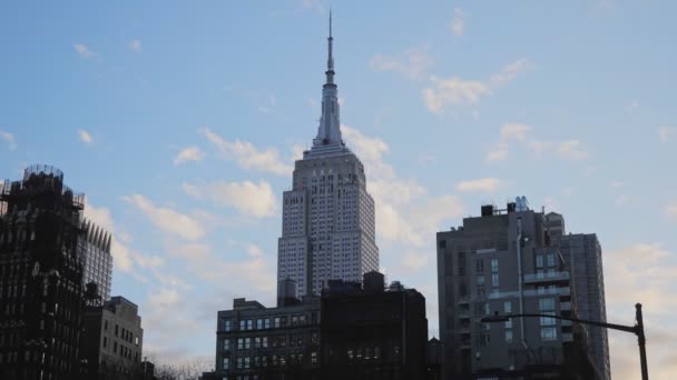 Edifícios Nova York Retroiluminação Com Andares Superiores Empire State Building — Vídeo de Stock