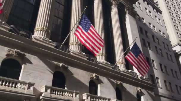 Американские Флаги Размещенные Между Колоннами Здания Фондовой Биржи Уолл Стрит — стоковое видео