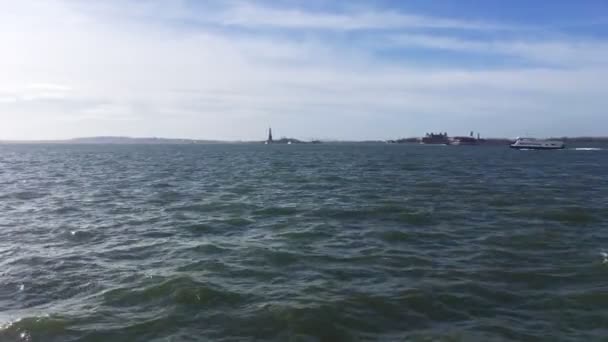 Vue Dégagée Sur Hudson Avec Ferry Qui Approche Statue Liberté — Video