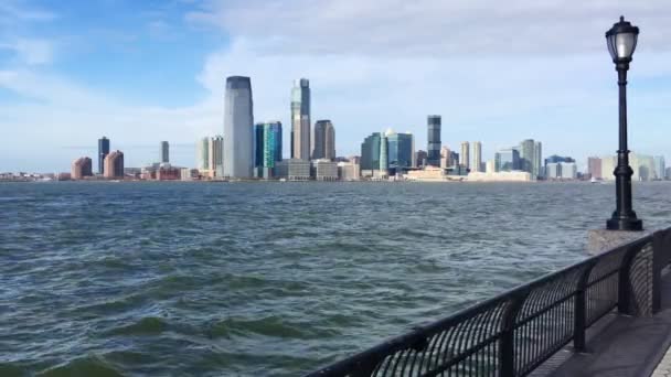 Zicht Jersey Stad Vanaf Voetgangerszone Langs Hudson Rivier Vanaf Manhattan — Stockvideo