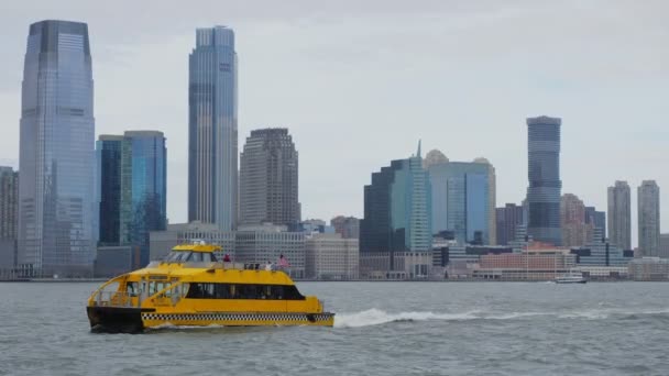 Ένα Κίτρινο Πλοίο Πλέει Στον Ποταμό Hudson Μια Συννεφιασμένη Ημέρα — Αρχείο Βίντεο