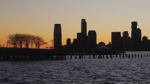 Vista Silueta Del Horizonte Jersey City Atardecer Desde Paseo Marítimo — Vídeos de Stock