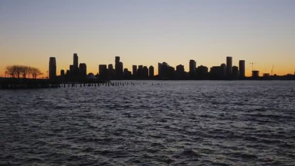 Vista Silueta Del Horizonte Ciudad Jersey Atardecer Desde Paseo Marítimo — Vídeo de stock