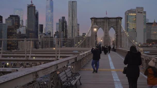 Нью Йорк Январь 2020 Люди Идущие Бруклинскому Мосту Сумерках Небоскребами — стоковое видео